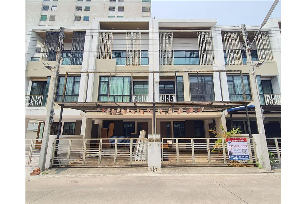 For SaleTownhouseMahachai Samut Sakhon : ขายทาวน์โฮม 3 ชั้นThe Location มหาชัย 19.3ตรว.