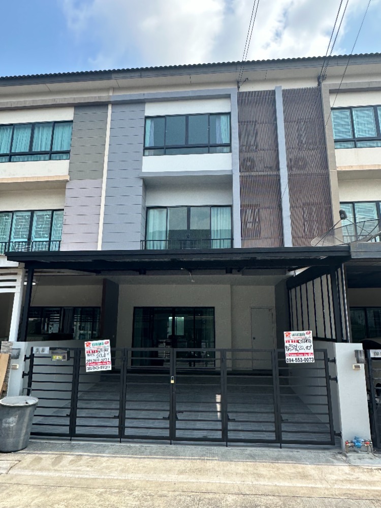 For SaleTownhouseLadkrabang, Suwannaphum Airport : Cheap sale, 3-storey townhouse, The Connect Up 3, area 20.4 sq m. Soi Chalerm Phrakiat Rama 9, Soi 67, the house has 3 bedrooms, 3 bathrooms.