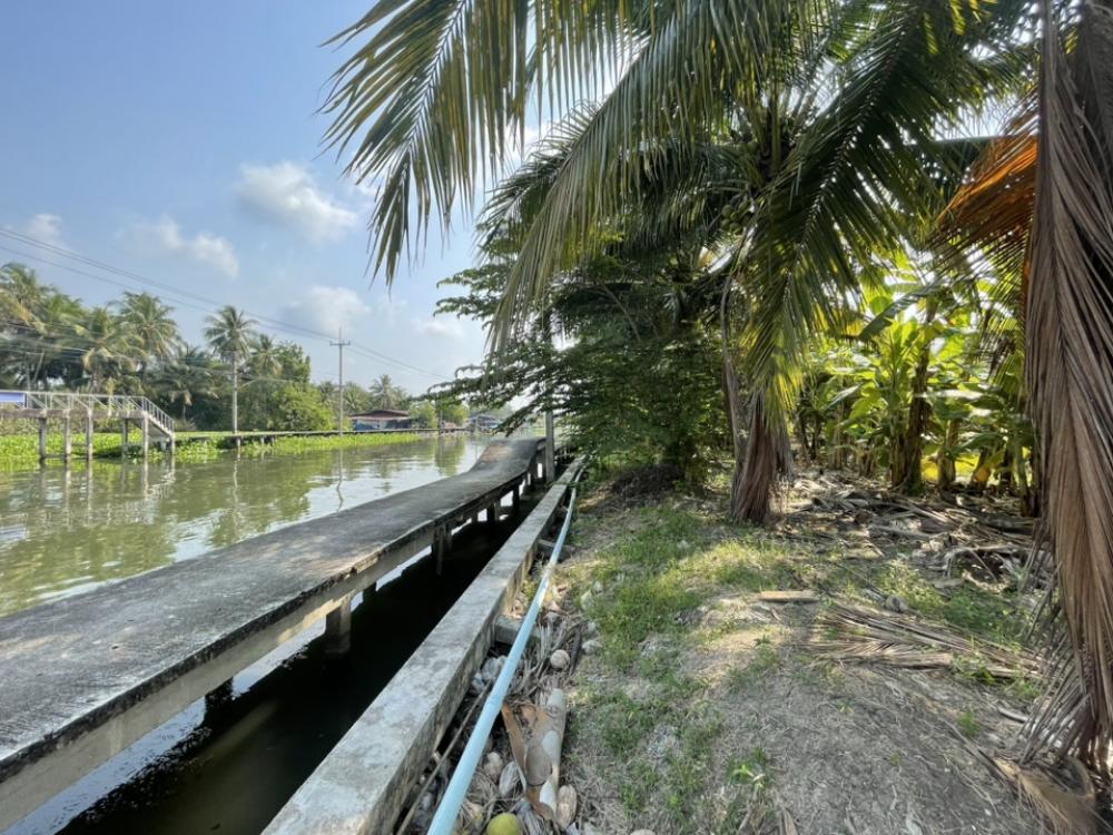 For SaleLandMahachai Samut Sakhon : Looking for a new owner Land along Damnoen Saduak Canal, 4 rai 37 sq m, beautiful plot, good location. 900 meters from Lak Si Samoson Temple, Samut Sakhon Province