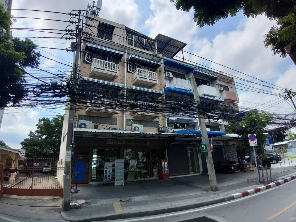 For SaleShophouseOnnut, Udomsuk : Selling a 4-storey commercial building with 2 mezzanine floors, Sukhumvit 101, near BTS Punnawithi, total area 32 sq m, total sale 25 million baht *