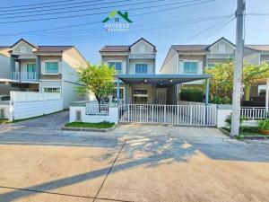 For SaleHouseSamut Prakan,Samrong : House for sale, The Village Bangna-Wongwaen, 3 plots along the front of the house, no one Ready to move in, free of furniture, good location, 10 minutes from Mega Bangna, 15 minutes from Burapha Withi Expressway