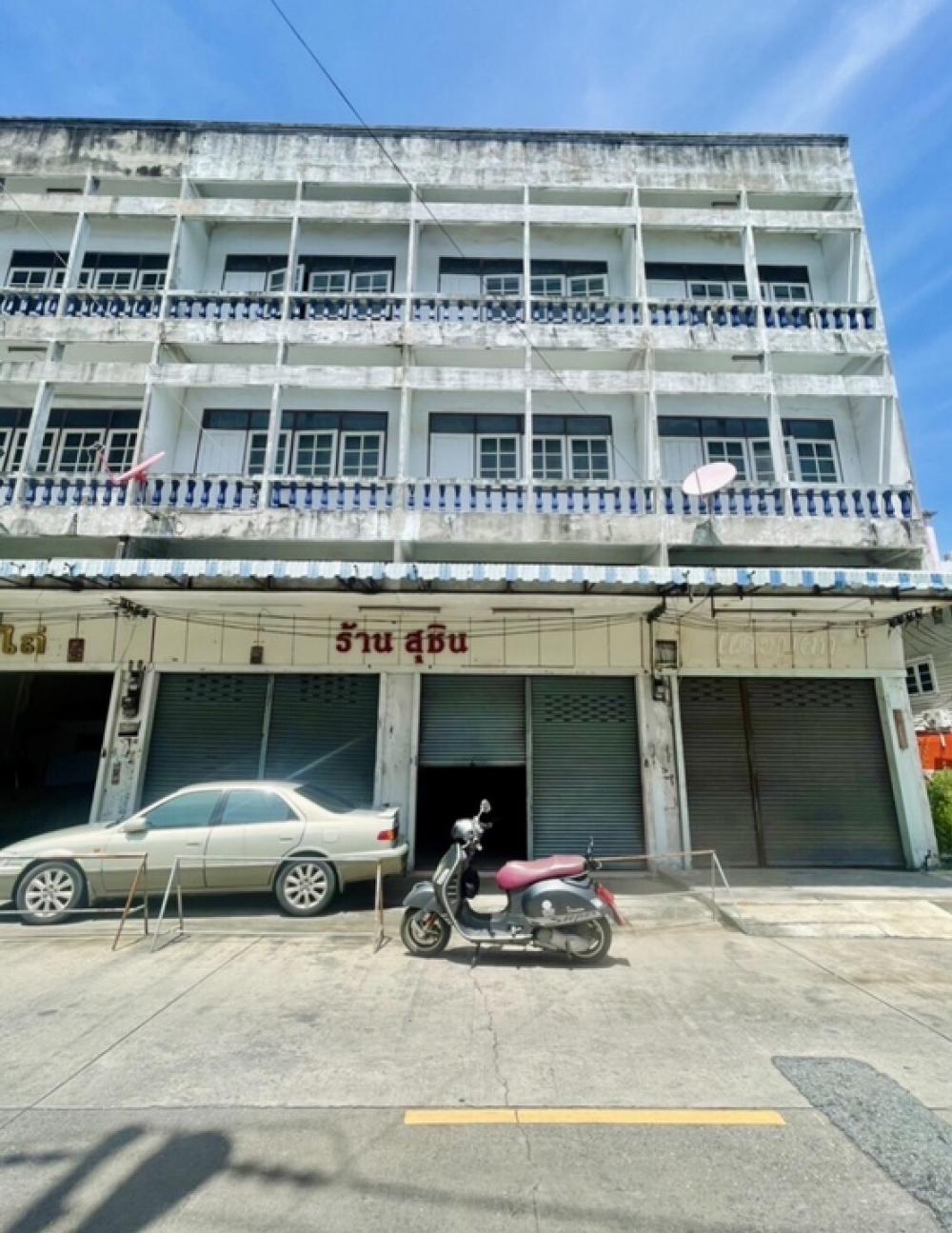 For SaleShophouseRayong : Commercial building for sale, 4 booths near Map Ta Phut Industrial Estate.