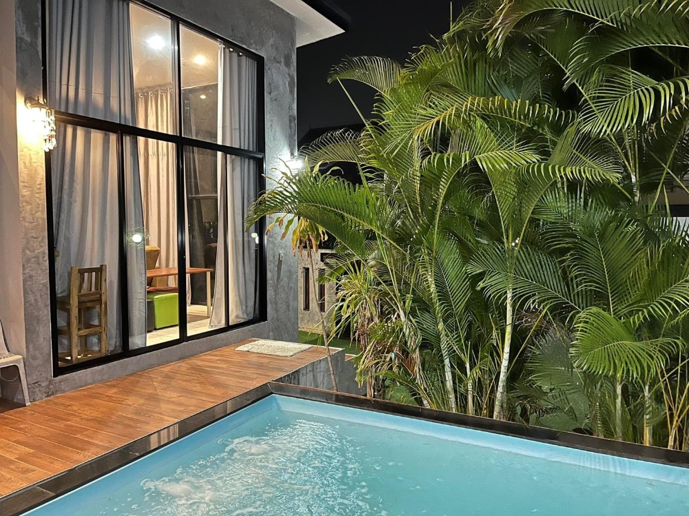 For RentHouseChaengwatana, Muangthong : modern house with tall glass with private pool (Near Srisamarn Expressway) 2 bedrooms, 3 bathrooms, parking for 2 cars.