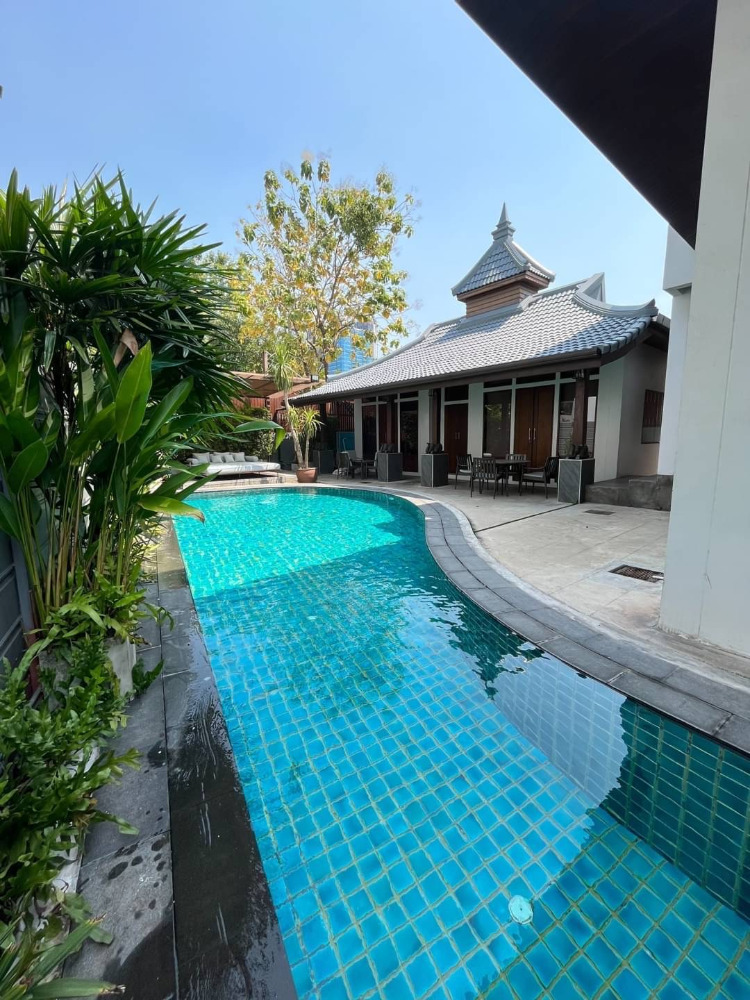 ให้เช่าบ้านสุขุมวิท อโศก ทองหล่อ : House for rent in Thonglor: 5bed 5bath Large private pool 550,000/mth Am: 0656199198