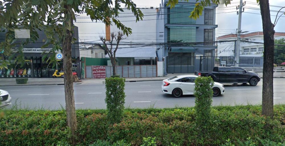 For RentLandRathburana, Suksawat : Land with 1-story building, next to Suksawat Road, for rent.