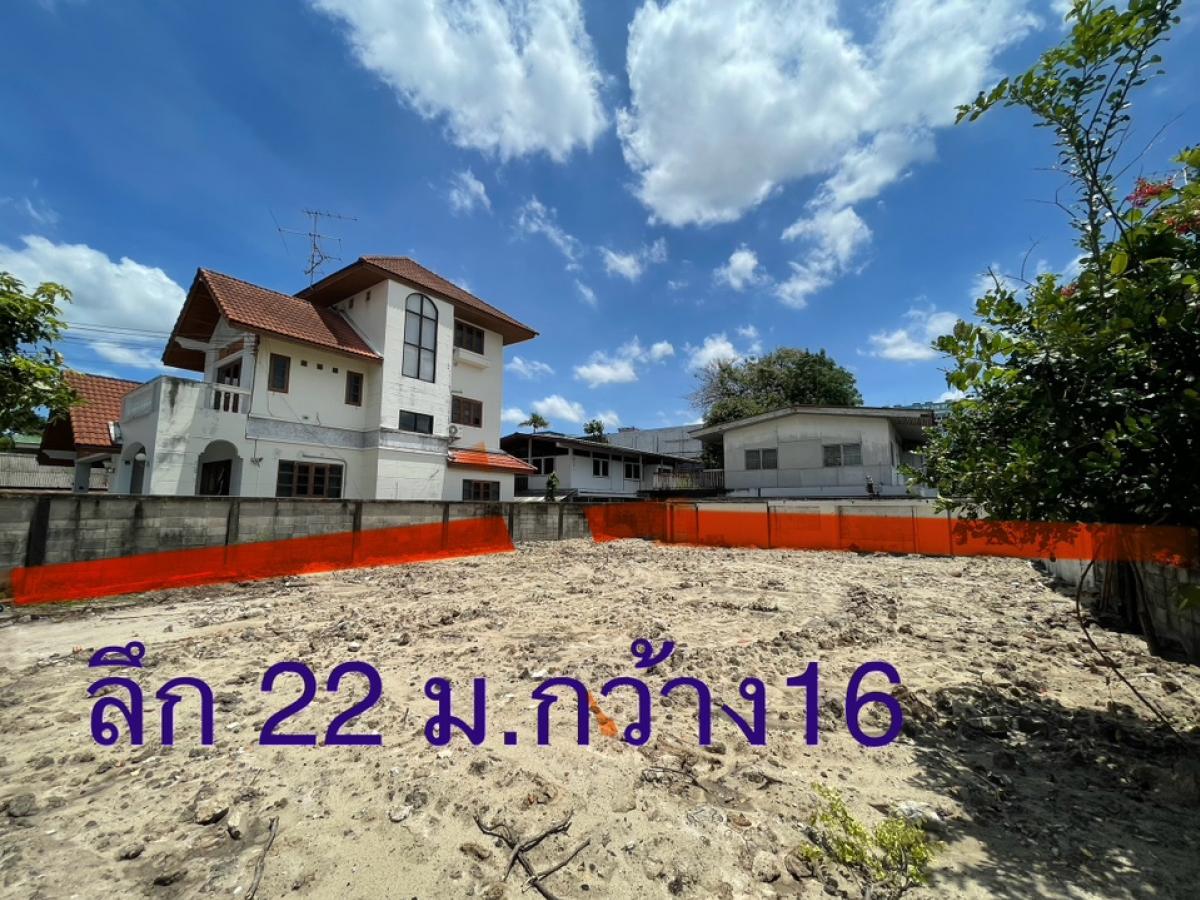 For SaleHouseRamkhamhaeng, Hua Mak : Land 88 sq m with house, Soi Hua Mak 10, Ramkhamhaeng 44 Lertnimit, 650 m from the Orange Skytrain Hua Mak Station.