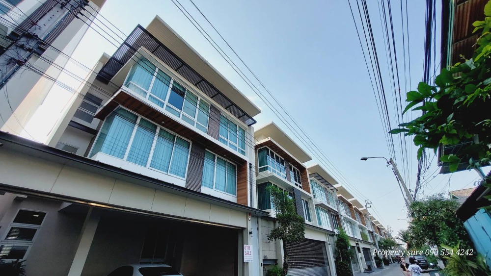 For RentHouseSapankwai,Jatujak : For rent - sell a single house, Pool Villa, Soi Intamara 9-Ratchada, 3-storey detached house in the heart of the city of Ari, connecting Ratchada-Huay Kwang Road. Usable area 390 sq.m., 4 bedrooms, 5 bathrooms, with private swimming pool.