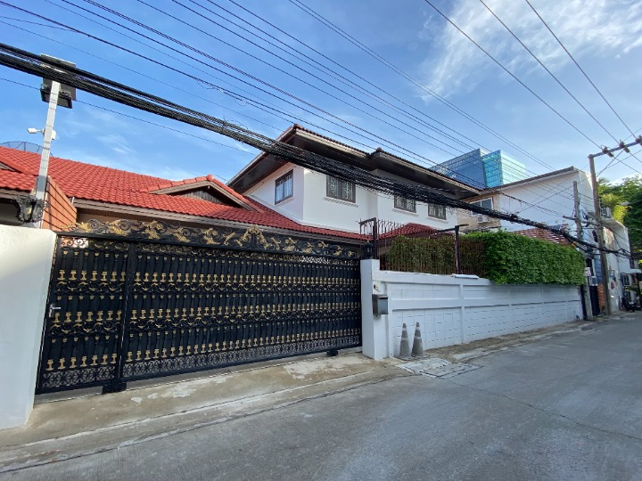 For RentHouseAri,Anusaowaree : Single house, Ari-Phayathai-Samsennai zone Near Phayathai 2 Hospital, only 3 minutes