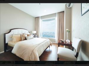 For SaleCondoSathorn, Narathiwat : MENAM RESIDENCES, near BTS Saphan Taksin, corner room, river view, 162 sq m.