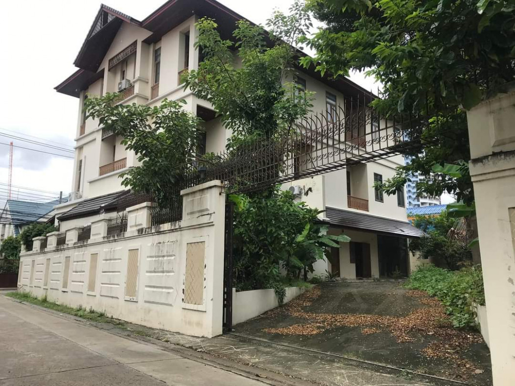 For SaleHouseSapankwai,Jatujak : Single detached house for sale Ratchada-Ladprao, European style (near MRT + BTS Ladprao) 151 sq m., 5 bedrooms, 5 bathrooms, convenient location, can park 5-7 cars.