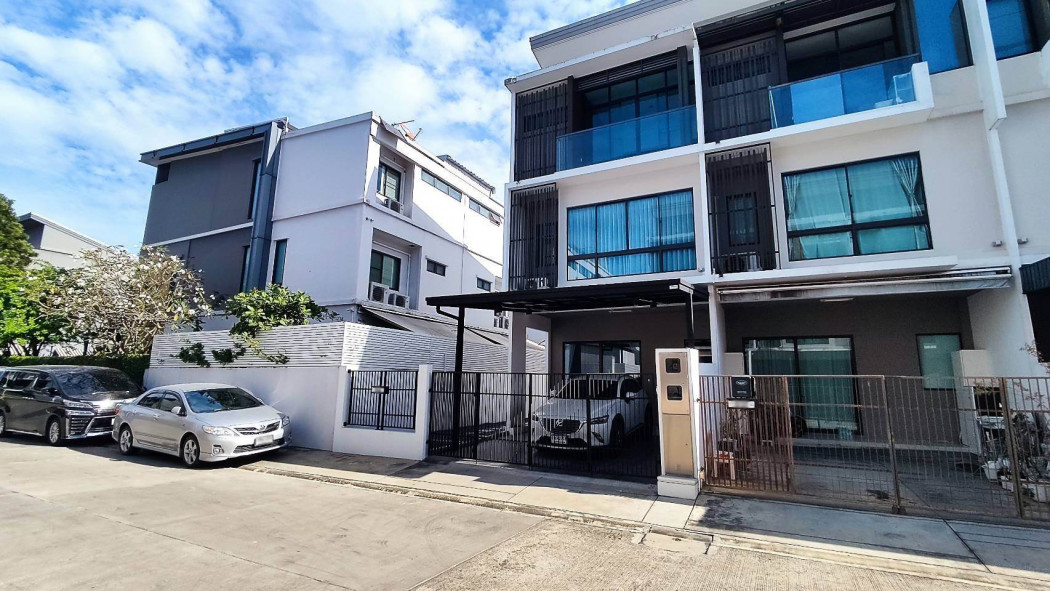 For SaleTownhouseLadprao101, Happy Land, The Mall Bang Kapi : Townhome for sale, townhome along the Ekamai-Ramintra Expressway (near the expressway - The Walk - Corner Market) 32.2 sq m.