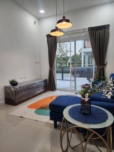 For RentTownhouseLadkrabang, Suwannaphum Airport : **New townhome 3bedroom swimming pool view beautiful decor with garden