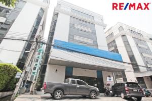 For RentOfficeWongwianyai, Charoennakor : Office for rent, Charoennakorn, Khlong San, near ICON Siam, with a parking space Office for rent