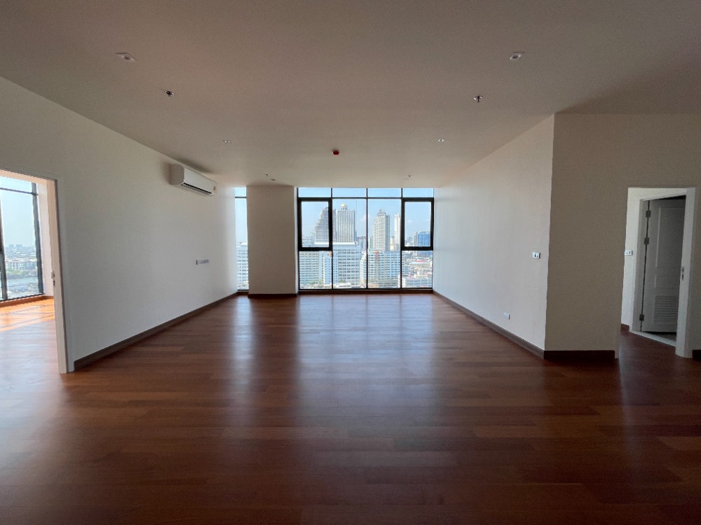 For SaleCondoSathorn, Narathiwat : Condo for sale, Altitude Symphony Charoenkrung, Penthouse room, 19th floor, size 131.78 sq m, 3 bedrooms, 2 bathrooms, Chao Phraya River view, near BTS Surasak station, BTS Saphan Taksin, near Silom and Sathorn area, which is a center of office buildings.