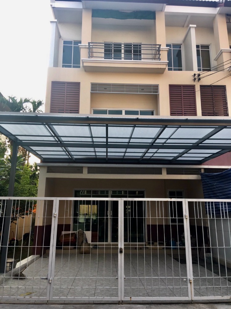 For SaleTownhousePattanakan, Srinakarin : Thanapirom townhomes, 3 floors, 4 bedrooms, 5 bathrooms, behind the waterfront, 50.2 square meters, width 10 meters, near Lotus Srinakarin, near the ring road to Bangna, Rama 2, Rama 3, convenient transportation.