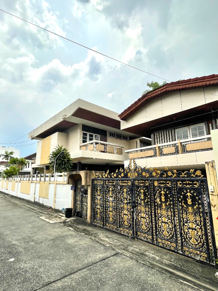 For SaleHouseSapankwai,Jatujak : Single house Inthamara Soi 1 / 5 bedrooms (for sale), Detached House Inthamara Soi 1 / 5 Bedrooms (FOR SALE) NUB511.