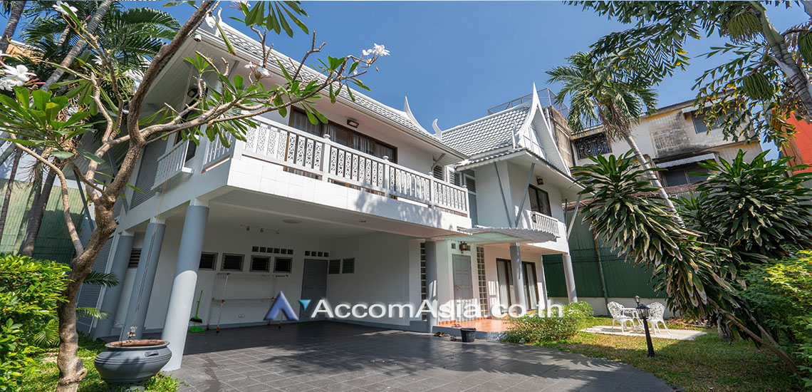 For RentHouseSathorn, Narathiwat : 3 Bedrooms House for Rent in Sathorn, Bangkok near BTS Chong Nonsi - BTS Saint Louis at Oriental Style House in compound with pool (AA27170)