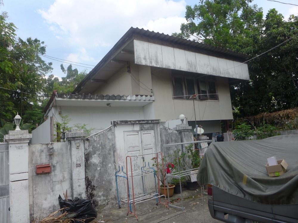 For SaleLandRatchathewi,Phayathai : Empty land, Soi Sailom 2, Phaholyothin 8, Phayathai, Bangkok, beautiful, good location.