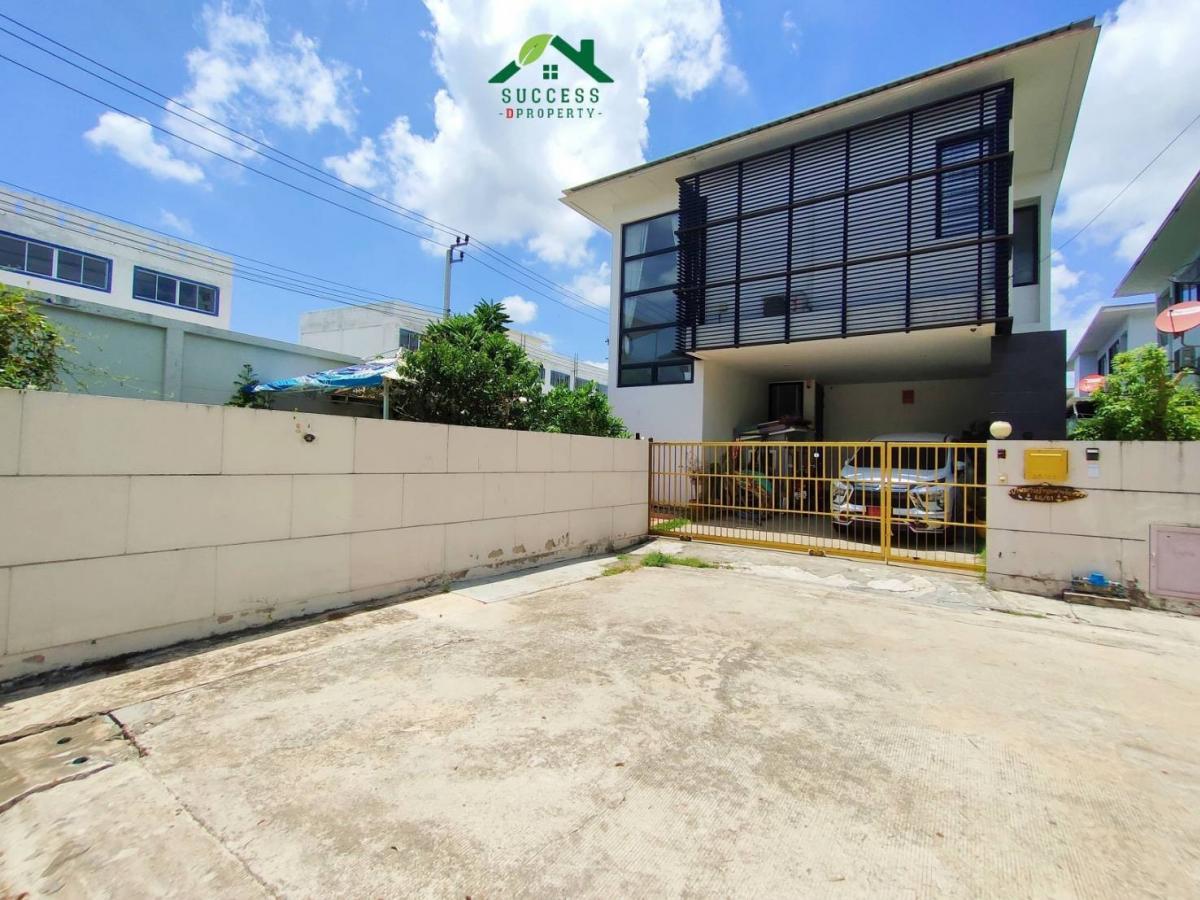 For SaleHousePattanakan, Srinakarin : House for sale, Senmura Srinakarin-Bangna, special plot, good location, next to the main road, easy access, near the expressway, near the BTS.