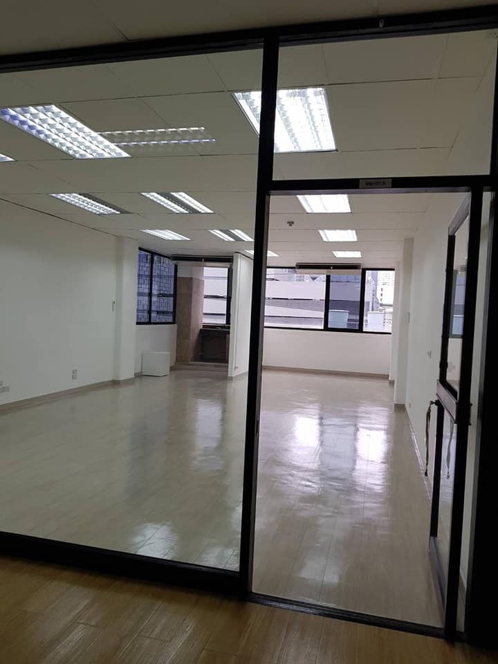 For RentOfficeKhlongtoei, Kluaynamthai : Office space for rent, Charn Issara Building 1, CHARN ISSARA TOWER 1, 5th floor, area 60 square meters, rental fee 39,000 baht*/month (650 baht per square meter)