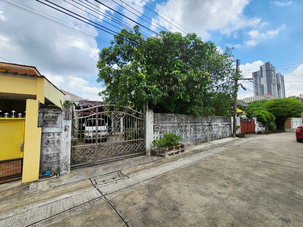 For SaleLandChaengwatana, Muangthong : Land for sale with a single-storey house, Sopha University, Ngamwongwan, Khae Rai intersection, just 400 meters into Soi Ngamwongwan 1/1, near the purple and pink lines.