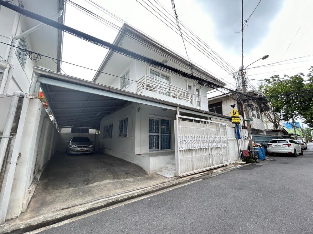 For RentTownhouseOnnut, Udomsuk : House for rent near Samitivej Hospit  180 square meters, 3 bedrooms, 2 bathrooms, completely renovated. Fully furnished, 2 car parks, near BTS Phrom Phong, only 1 km. Rental price 33,000 baht/month, Sukhumvit 49 Road.