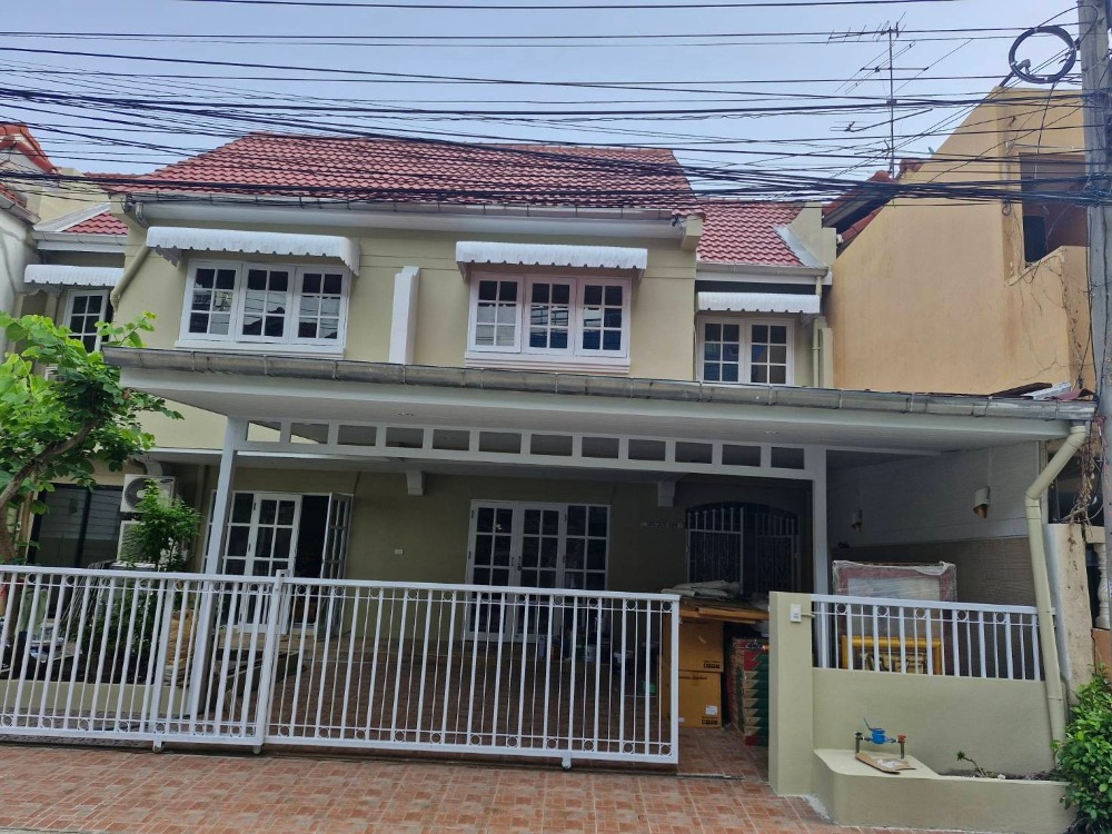 For RentTownhouseOnnut, Udomsuk : House for rent, Maneeyaville, area 300 sq m, 4 bedrooms, 4 bathrooms, completely renovated Fully furnished, parking for 2 cars, near BTS Punnawithi, only 800 meters, rental price 40,000 baht/month, Sukhumvit 101/1 Road