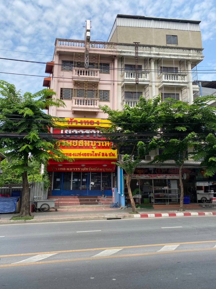 For SaleShophouseRathburana, Suksawat : Commercial building for sale, width 6 meters. Open a gold shop. Next to the main road, Pracha Uthit, price 7.5 million