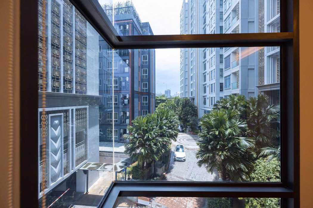 For SaleCondoOnnut, Udomsuk : Condo for sale Mayfair Place Sukhumvit 50 (Mayfair Place Sukhumvit 50), large room 68.75 square meters, 2 bedrooms, 2 bathrooms with a bathtub.