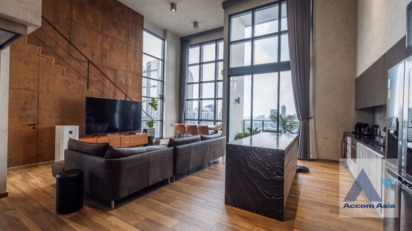 ให้เช่าคอนโดสุขุมวิท อโศก ทองหล่อ : Double High Ceiling, Duplex Condo | 3 Bedrooms Condominium for Rent in Sukhumvit, Bangkok near MRT Phetchaburi at The Lofts Asoke (AA33698)