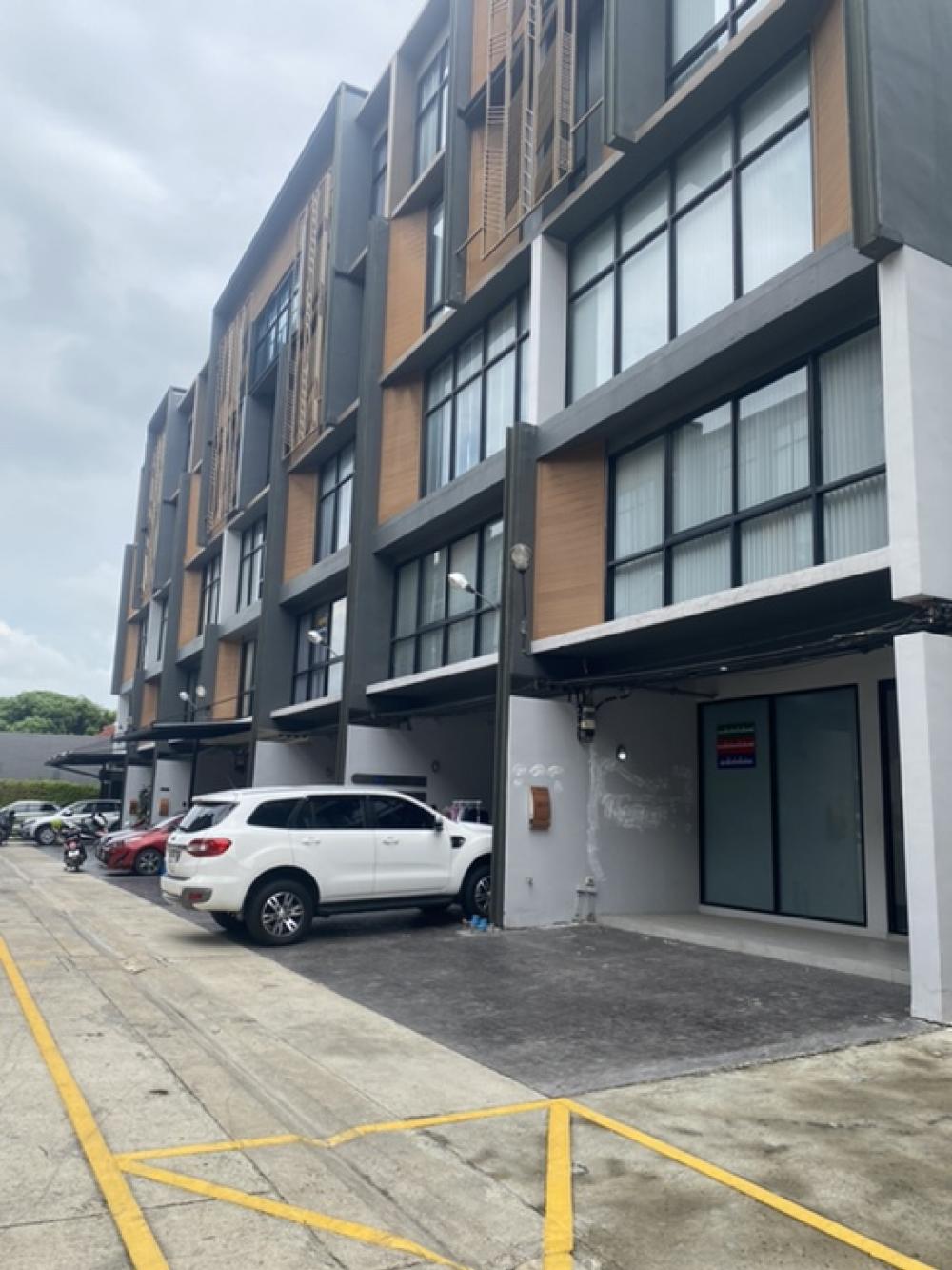 For RentTownhouseOnnut, Udomsuk : Home office for rent, luxury style, 5 floors, 370 square meters, 3 bedrooms, 4 bathrooms, suitable for an office, near the BTS, Sukhumvit Road 77, there are 5 rooms to see. If interested, contact quickly before they're gone. Rental price 70000 baht p