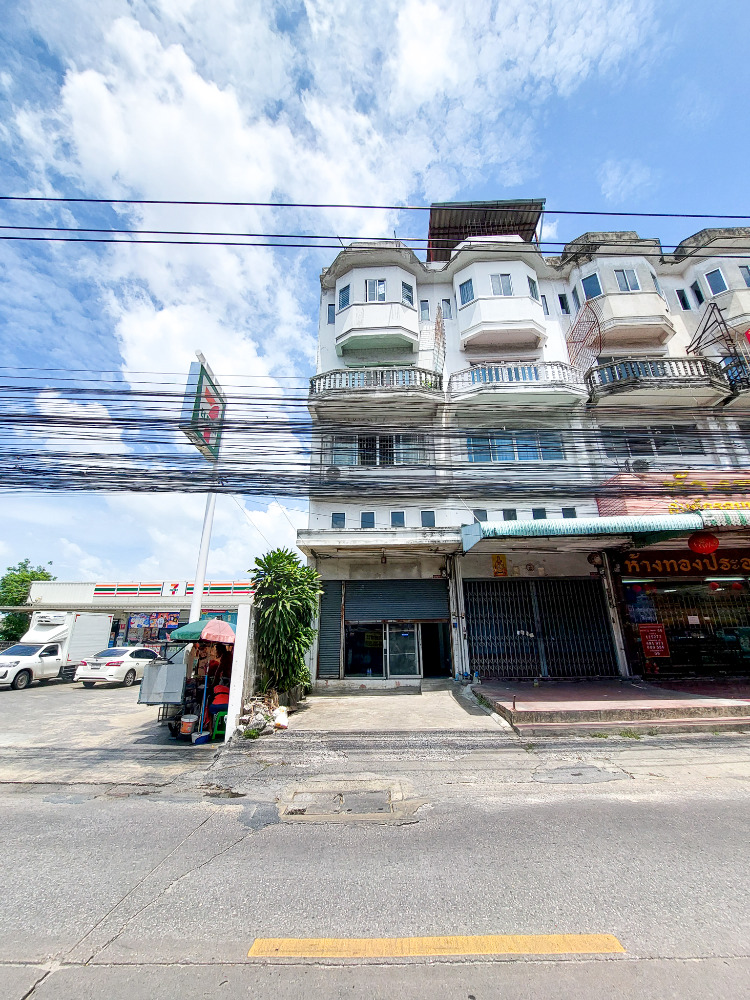 For SaleShophousePattanakan, Srinakarin : Shophouse for sale, Srinakarin, Phra Khanong, wide area, 4.5 floors, next to the road, location in the middle of the community area.