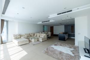 For RentCondoWongwianyai, Charoennakor : Mid Floor, Spacious 2 Beds Condo for Rent!