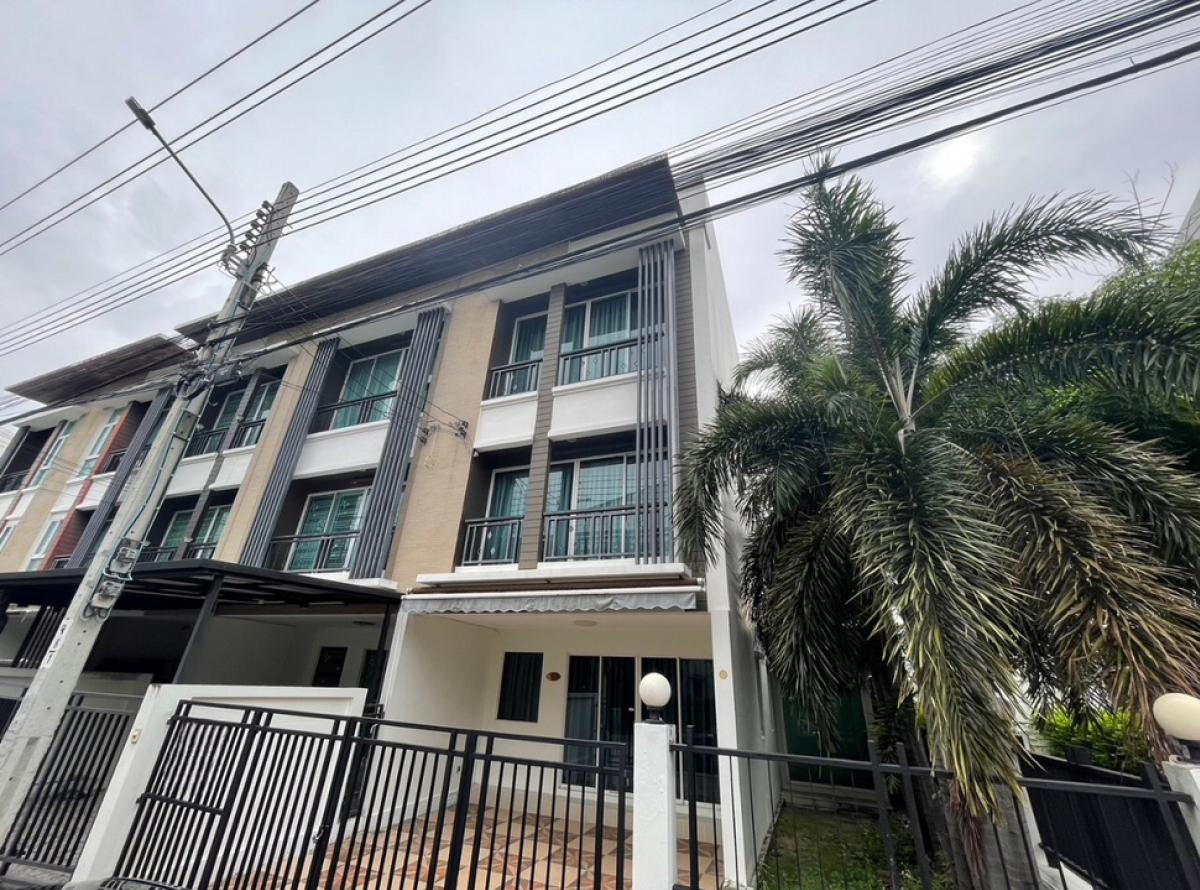 For RentTownhouseChokchai 4, Ladprao 71, Ladprao 48, : For rent, sale, Baan Klang Muang, Chokchai 4, Soi 50, pool view, good location, beginning of the project, air conditioning, curtains, complete kitchen. There are some built-in walls, 3 bed sizes, 3 bedrooms, 3 bathrooms, 3 floors, for rent 25000 baht per