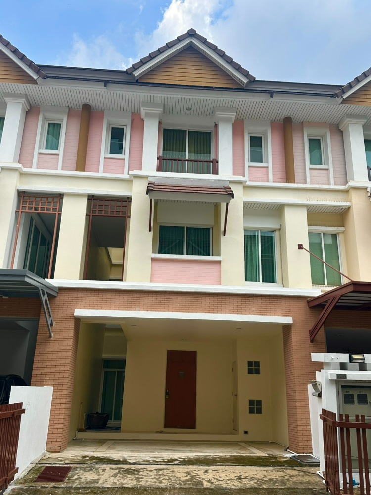 For SaleTownhouseRamkhamhaeng, Hua Mak : Big townhome for sale in the heart of the city, Hua Mak area, near ABAC, suitable for residence or office