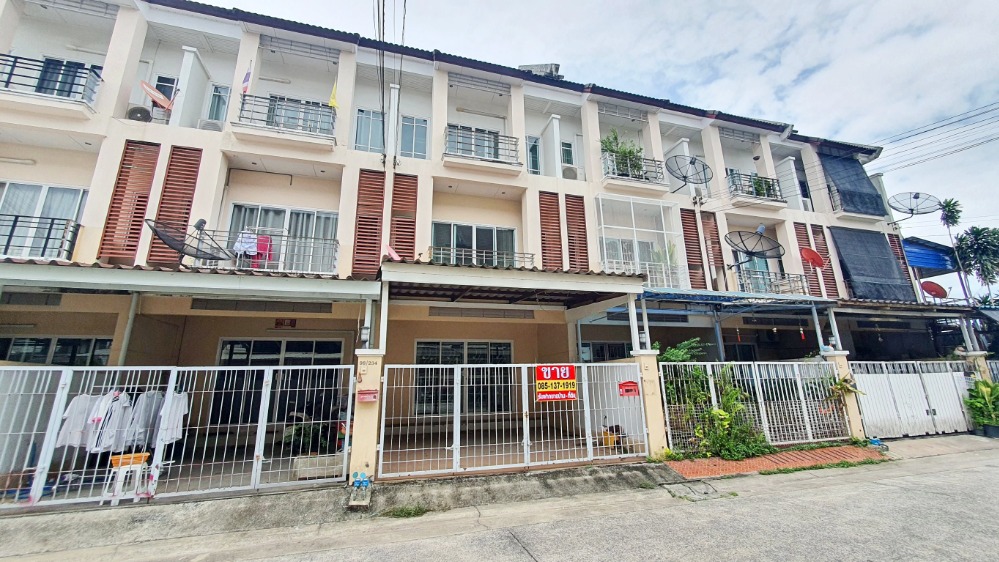 For SaleTownhousePattanakan, Srinakarin : Townhomes Thanapirom Lotus Srinakarin