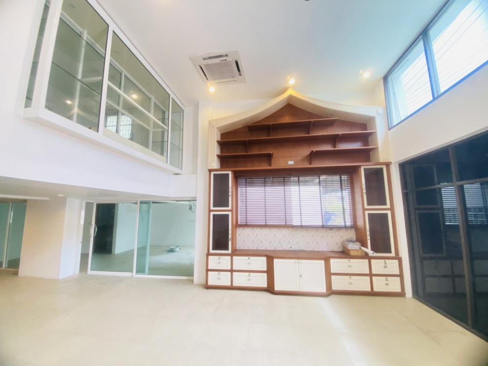 For SaleHome OfficePattanakan, Srinakarin : #Home office for sale #Laddawan Srinakarin, suitable for opening a business, 3 and a half floors, next to BTS Sri Bearing, yellow line.