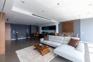 For SaleCondoWongwianyai, Charoennakor : Lovely, Spacious 2 Beds Condo for Sale!