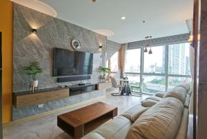 For SaleCondoWongwianyai, Charoennakor : HOT SALE! Lovely Furnished, Riverview 1 Bed Condo for Sale!