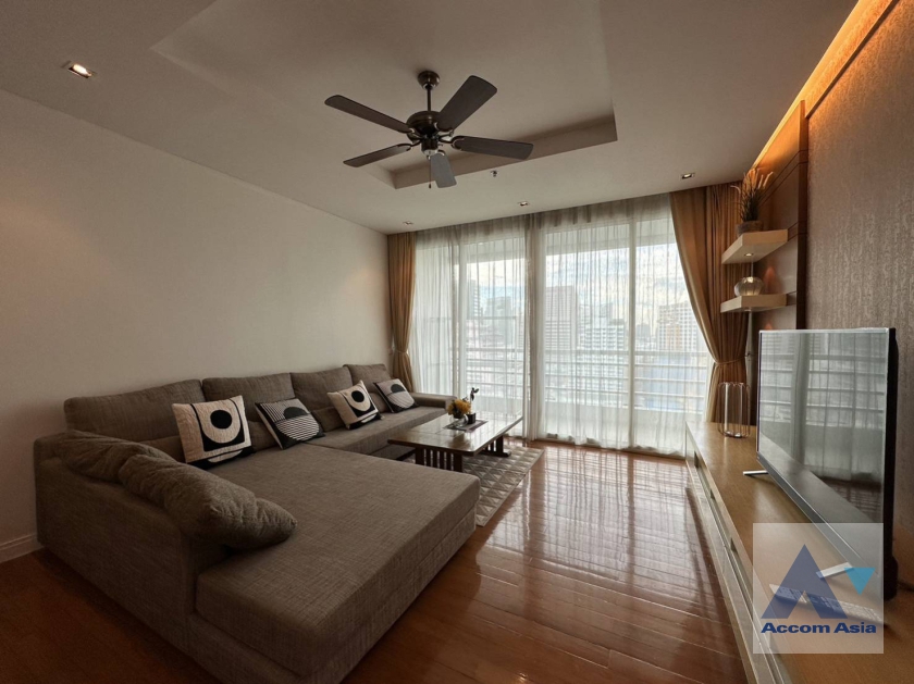 For RentCondoSilom, Saladaeng, Bangrak : 3 Bedrooms Condominium for Rent in Silom, Bangkok near BTS Sala Daeng - MRT Silom at Royal Saladaeng (AA34997)