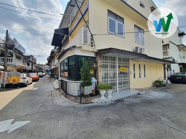 For SaleShophouseRama9, Petchburi, RCA : Selling cheaper than the market Behind the corner of a 3-storey commercial building, Soi Pracha Santi, size 11 sq m, fully furnished, beautiful house ready to fill. Near Platinum, free loan