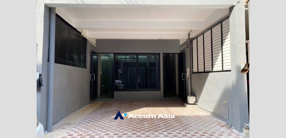 For RentTownhouseSathorn, Narathiwat : Home Office, Pet-friendly | 3 Bedrooms Townhouse for Rent in Sathorn, Bangkok near BTS Chong Nonsi (AA27831)