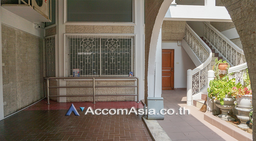 For RentTownhouseSilom, Saladaeng, Bangrak : Home Office | 4 Bedrooms Townhouse for Rent in Silom, Bangkok near BTS Sala Daeng (AA26843)