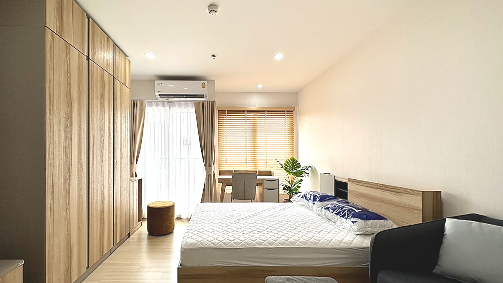 For RentCondoRamkhamhaeng, Hua Mak : For rent, Supalai Veranda Ramkhamhaeng, size 28 sq m, Building B, 7th floor, east side, complete with furniture and electrical , have partition between kitchecn and living room appliances, ready to move in.