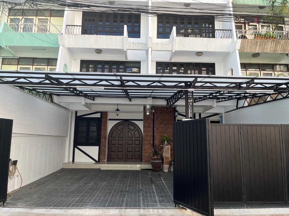 For RentTownhouseSathorn, Narathiwat : A 2 blocks townhome for rent in the heart of Sathorn Rd. Newly renovated with garden view. Approx. 400 Sqm.