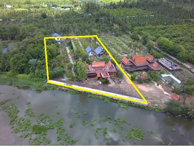 For SaleLandMahachai Samut Sakhon : Land for sale with buildings, size 2 rai, by the Tha Chin River, Krathum Baen, Samut Sakhon. (Broker next to the owner)