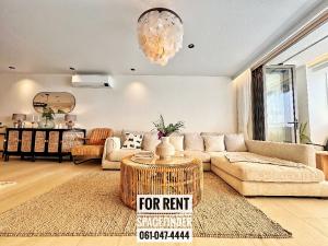 ขายคอนโดสุขุมวิท อโศก ทองหล่อ : 3 Bedrooms Unit for Rent in Phromphong AreaUsable area : 140 sq.m.Living area with big balcony3 Bedrooms (all with balcony, 2 en-suite, master bedroom with a bathtub)3 Bathrooms (one with a bathtub)1 Large KitchenHigh floorUnblocked viewFully furnished wi