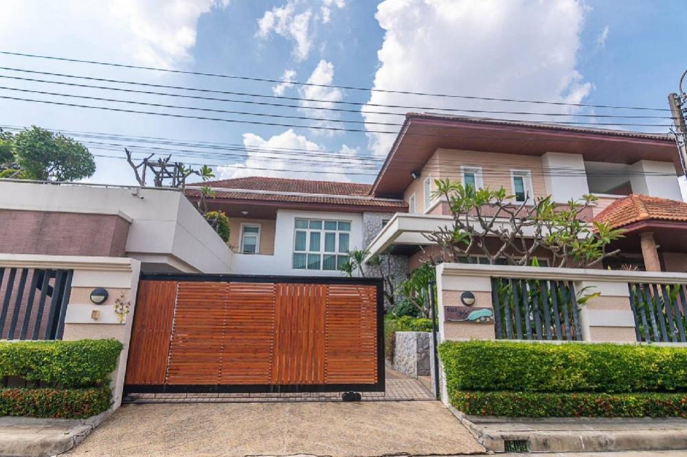 For SaleHousePhutthamonthon, Salaya : 📍Single house for sale, Sriwadi Village, Soi 3 🏡Near Paseo Park (Kanchanaphisek), shady atmosphere🌳 Beautifully decorated with quality materials, ready to move in, price 36.9 million baht❗️