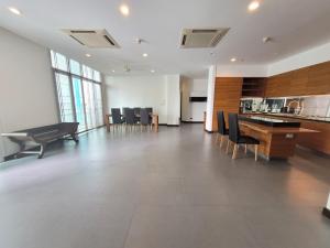 ขายคอนโดนานา : Spacious 4 Beds Unit! Sale with Tenant!