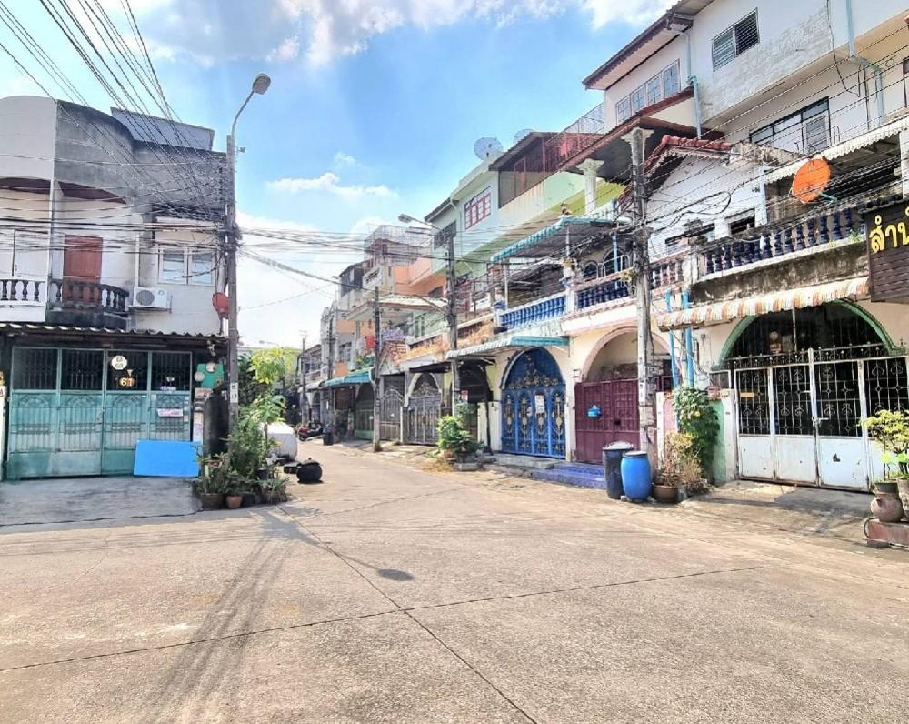 For SaleTownhousePinklao, Charansanitwong : Urgent sale!! Very cheap, 4-story townhouse, Charan 13, very good location, wide road, can enter and exit in many ways. If interested, call: 0922829196